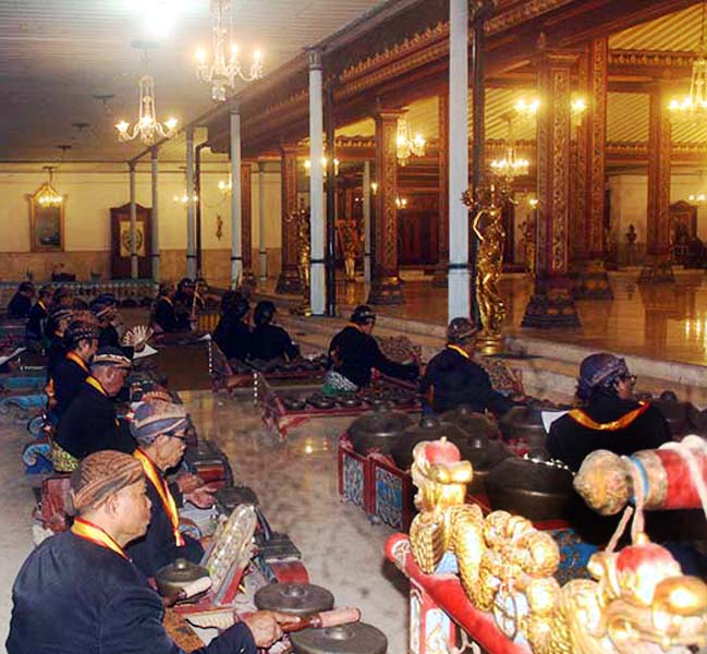 Read more about the article Kirab Pusaka Malam 1 Sura Perdana di Era Sinuhun Hangabehi (seri 3-bersambung)