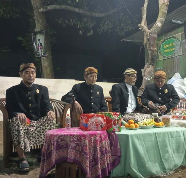 Read more about the article Warga Pakasa Kudus Peringati 10 Sura, Doakan Sinuhun PB XIV Hangabehi