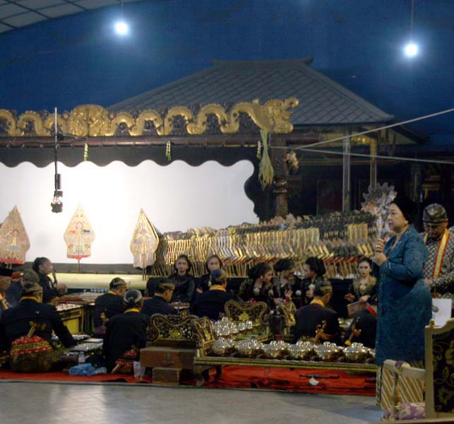 You are currently viewing Bebadan Kabinet 2004 Gelar Wayang Ruwatan Peringatan 10 Sura