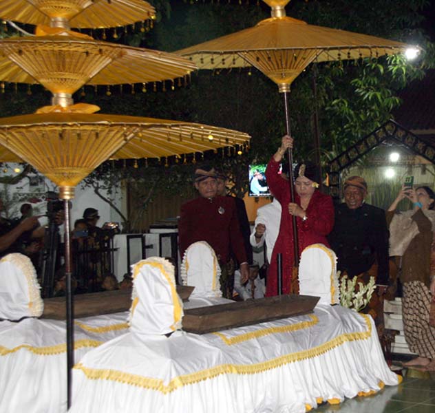 Read more about the article Gusti Moeng Pimpin Larap Langse dan Ganti Songsong Makam Sri Makurung
