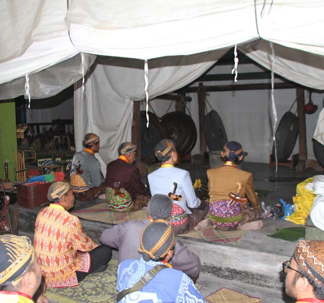 Read more about the article Gamelan Sekaten Rabu Pagi (19/8) Disiapkan di Bangsal Pradangga Masjid Agung