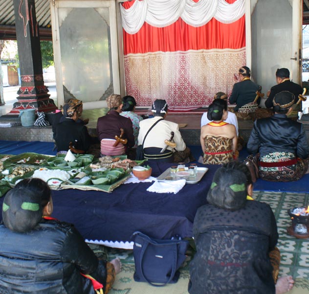 Read more about the article Jamasan Nyai Setomi dan 10 Meriam “Anakan”, Dua Hari Menjelang Garebeg Mulud