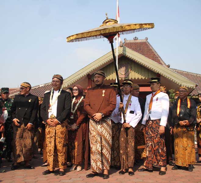 Read more about the article Tradisi Sebar Apem Kukus Keong Emas Berubah, Hanya di Satu Titik Lokasi