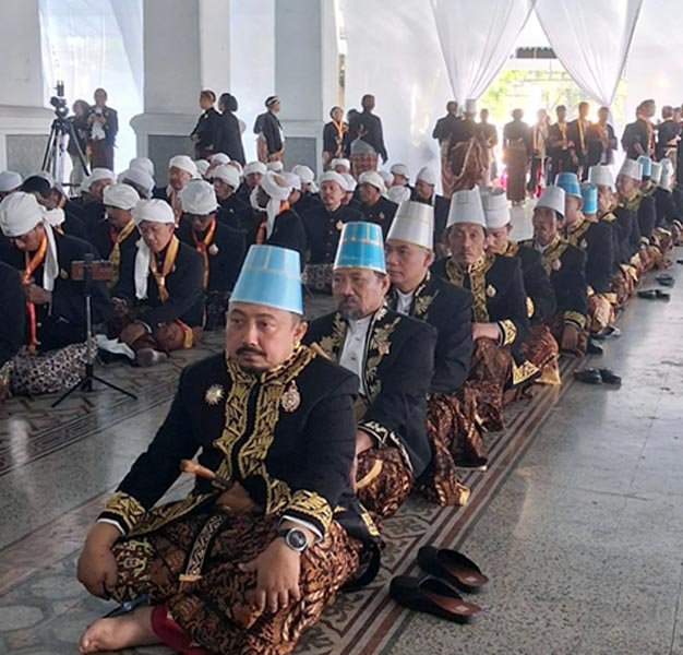 You are currently viewing Setelah Tertunda 9 Bulan, Akhirnya Sinuhun PB XIV Hangabehi Jumeneng-nata (seri 4-bersambung)