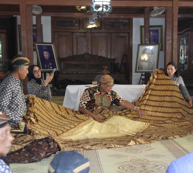 You are currently viewing Pasuwaitan di Masa Lalu, Pangkat Lurah Bisa Beli Busana “Kampuhan”