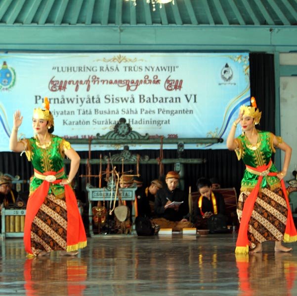 You are currently viewing Empat Belas Siswa Babaran VI Pawiyatan Paes-Tata Busana Kraton Diwisuda