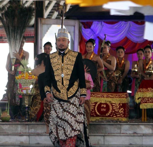You are currently viewing Setelah Tertunda 9 Bulan, Akhirnya Sinuhun PB XIV Hangabehi Jumeneng-nata (seri 1-bersambung)