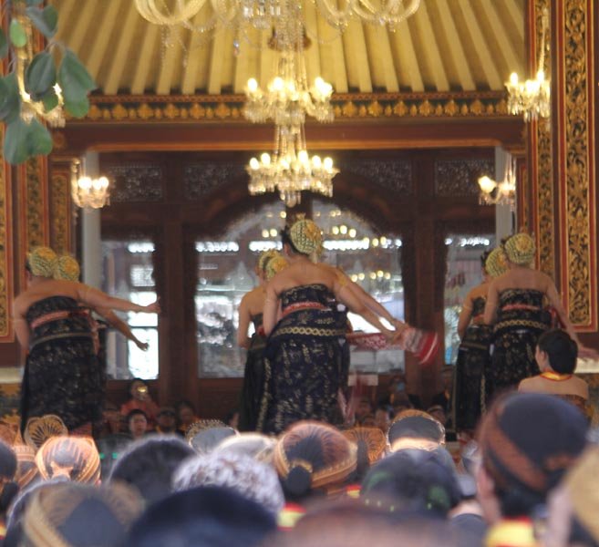 Read more about the article Setelah Tertunda 9 Bulan, Akhirnya Sinuhun PB XIV Hangabehi Jumeneng-nata (seri 2-bersambung)