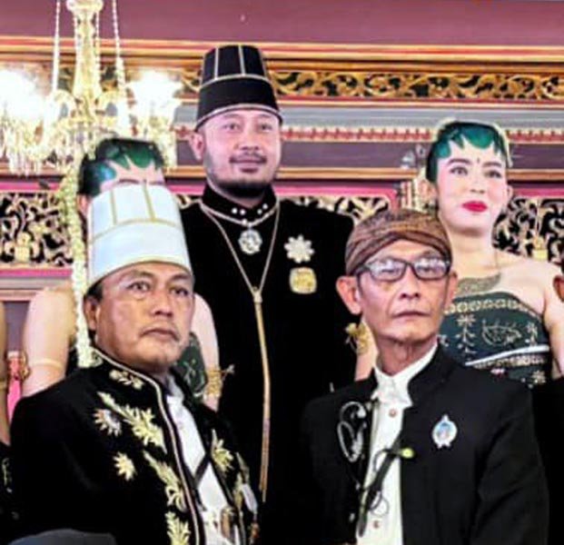 You are currently viewing Setelah Tertunda 9 Bulan, Akhirnya Sinuhun PB XIV Hangabehi Jumeneng-nata (seri 3-bersambung)