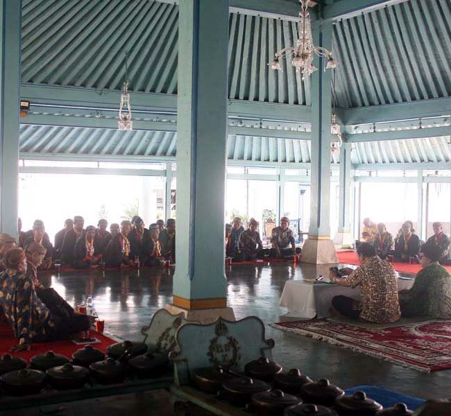 Read more about the article Tampilnya Sinuhun PB XIV Hangabehi, Bangkitnya Cabang-cabang Seni di Kraton (seri 6-bersambung)