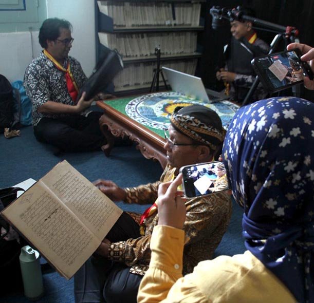 Read more about the article Digitalisasi Naskah Sasana Pustaka, Agar tak “Lungset Mungguhing Sampiran” (seri 2-habis)