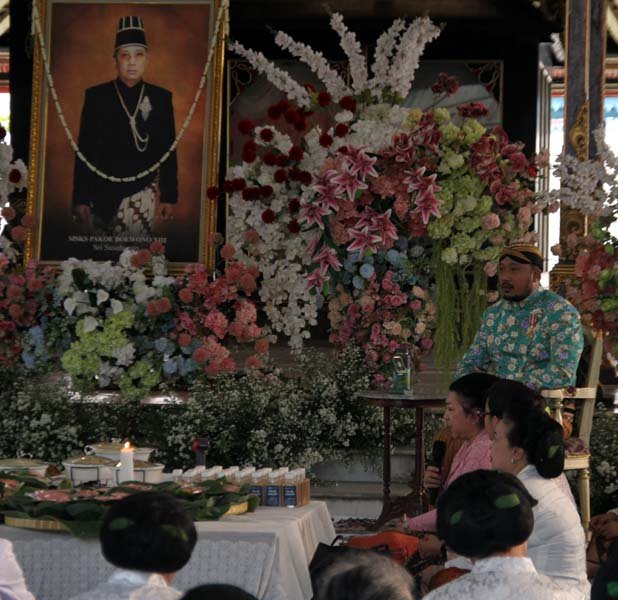 Read more about the article Bebadan Kabinet 2004 Gelar Mendhak Sepisan Wafatnya Sinuhun PB XIII