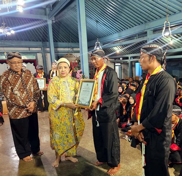 Read more about the article Gusti Moeng Serahkan Sertifikat untuk 150-an Pelestari “Seblak Sampur”